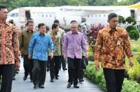 JK Jumatan di Islamic Center Siak, Mufida Belanja Karpet Perca di Dekranasda Riau